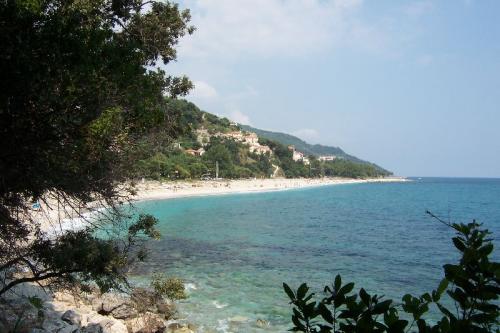 Vom Strand Papa Nero führt ein Kletterweg nach Südosten hinauf ins Gebirge.