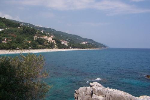 Strand Papa Nero, am rechten Bildrand liegt Agios Ioannis.