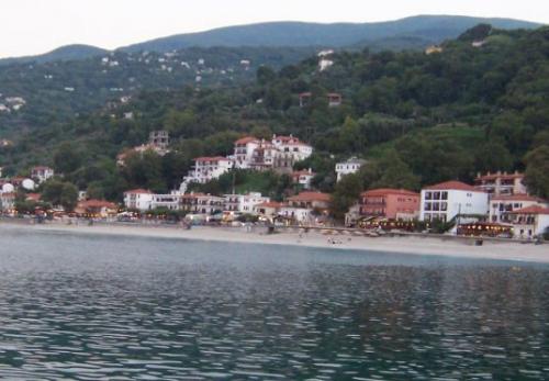 Abendlicher Blick vom Hafen auf die wunderschön am Hang gelegenen Bungalows des Hotels Kentrikon.