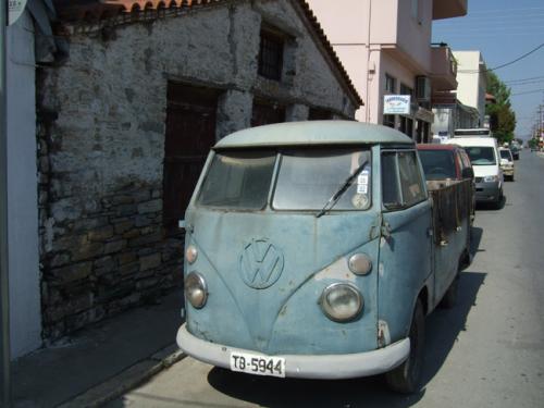 Alter VW-Bus mit handgemaltem Nummernschild in Agria.