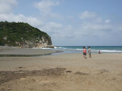 Der Hauptstrand von Potistika ist ein reiner, naturbelassener Sandstrand.