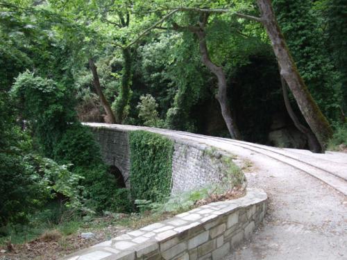 Gleich beim verlassen des Bahnhofs von Milies muss der Zug über die erste Steinbogenbrücke.