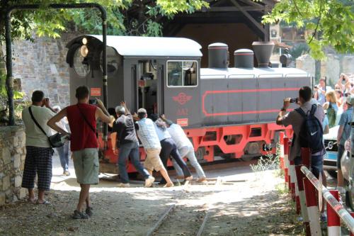 Im Zielbahnhof Milies muss die Lok des Trainaki auf einem Drehkreuz per Muskelkraft gedreht werden.