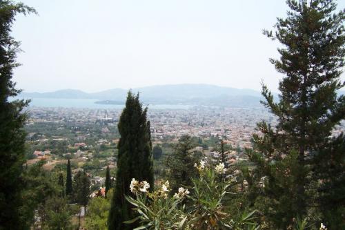 Blick von der Passstraße, die der Zugang zum Pilion-Massiv ist, auf Volos.