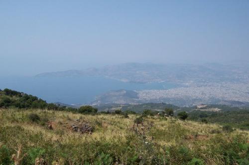 Abstieg vom Pilion-Kamm mit Blick auf Volos und den pagasitischen Golf.