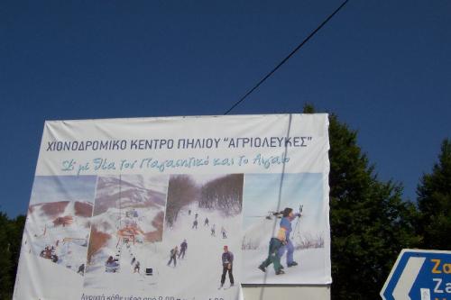 Werbung für das Pilion-Ski-Resort, hoch oben auf dem Kamm des Bergmassivs gelegen.