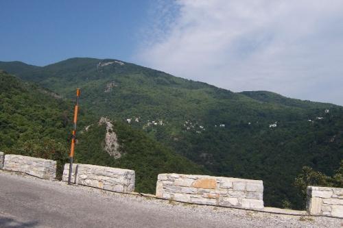 Fahrt von Agios Ioannis nach Milies: Wirklich Schneestangen am Straßenrand! Blick auf Mouresi.