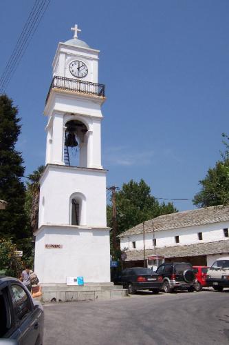 Später erbauter Glockenturm neben der Kirche der Erzengel.