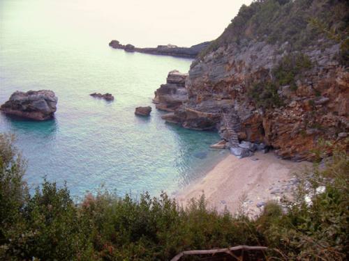 Der Strand von Milopotamos.