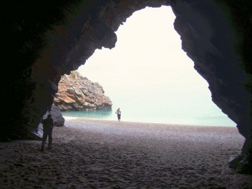 Der Strand von Milopotamos.