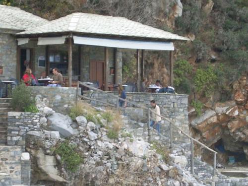 Cafe am Strand von Milopotamos.