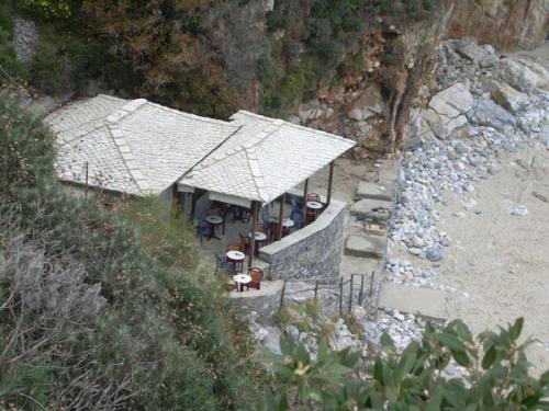 Cafe am Strand von Milopotamos.