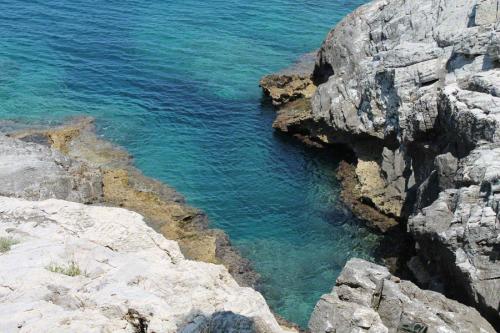 Zwischen diesen Felsen gibt es einen privaten Badezugang zum Meer